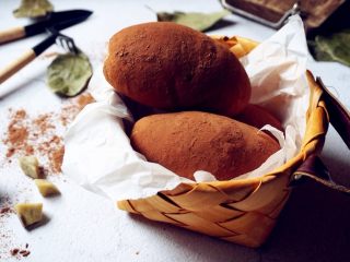 红糖红薯面包,烘烤结束，面包取出晾凉，未食用的面包放保鲜袋内室温保存