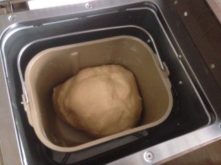 红糖红薯面包,面团和好后选择面包机的发酵功能50分钟。