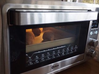 红糖红薯面包,放入预热好上火170度，下火180度的烤箱倒数第二层，烘烤15分钟左右
