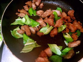 黑龙江+溜肉段,把辣椒和肉段放入锅中翻炒