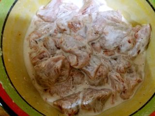 黑龙江+溜肉段,加少量水搅拌腌制十分钟