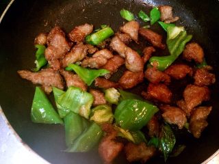黑龙江+溜肉段,加入酱油和少许盐
翻炒