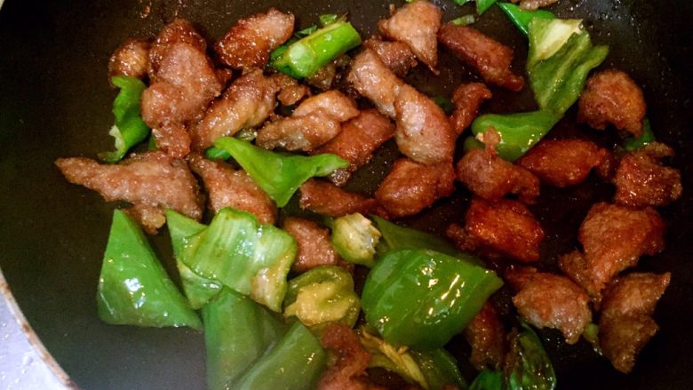 黑龙江+溜肉段,加入酱油和少许盐
翻炒
