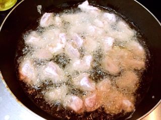 黑龙江+溜肉段,油稍热后放入肉段，炸至定型，捞出，再放油锅复炸