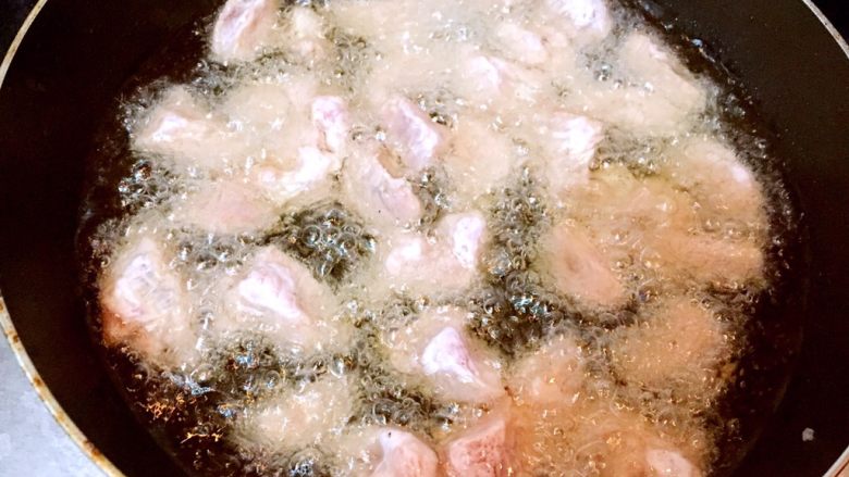 黑龙江+溜肉段,油稍热后放入肉段，炸至定型，捞出，再放油锅复炸