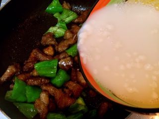 黑龙江+溜肉段,加入少量的淀粉勾芡