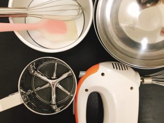 芝麻戚风蛋糕,准备好相关工具……六寸活底模具，两个大碗，网筛，手动打蛋器，电动打蛋器，刮刀