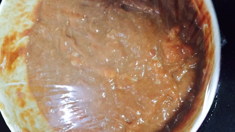 糯米肉丸,肉馅拌匀后盖上保鲜膜入冰箱一小时入味。葱花放入馅料时最后放入。