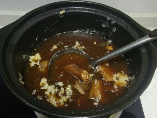 高汤青菜烩面,炖红烧肉的汤和一块肉，加入2块蒸熟的土豆，开大火煮开。