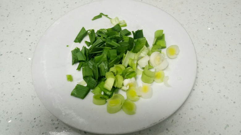 高汤青菜烩面,蒜苗洗净切粒。