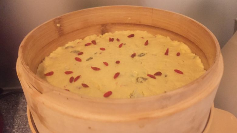 竹香桂花香味浓➕黄豆渣绿豆糕,铺上一层绿豆粉团，抹光滑了。