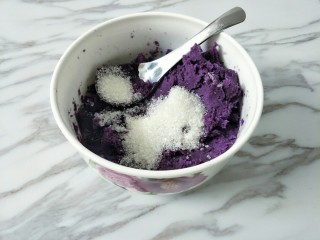 紫薯芝麻饼,趁热加入白糖拌匀