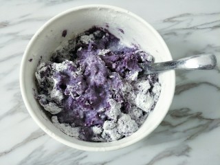 紫薯芝麻饼,加入牛奶，牛奶不要一次性倒，根据紫薯水分情况