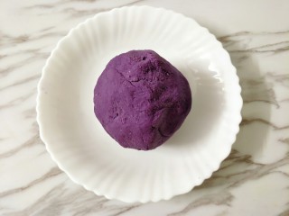 紫薯芝麻饼,将紫薯泥揉匀