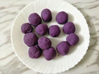 紫薯芝麻饼,搓成一个个小圆球，喜欢馅料的这一步可以包上馅料