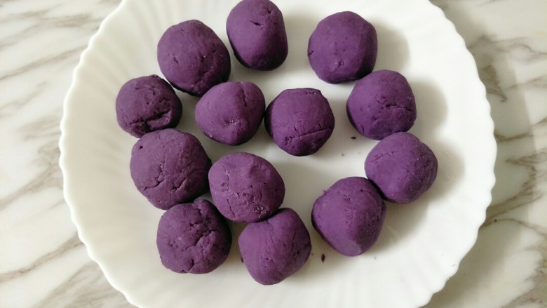 紫薯芝麻饼,搓成一个个小圆球，喜欢馅料的这一步可以包上馅料