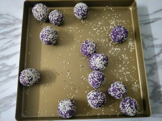 紫薯芝麻饼,均匀的粘上芝麻