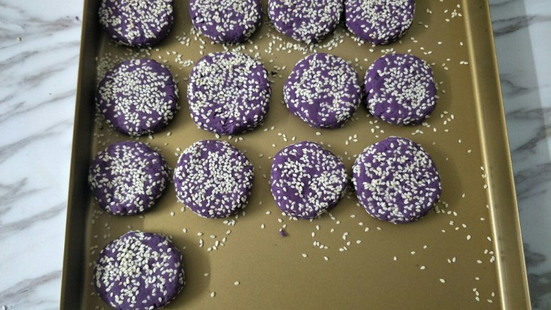 紫薯芝麻饼,用手压成饼状