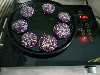 紫薯芝麻饼,翻面煎一会，煎熟即可
