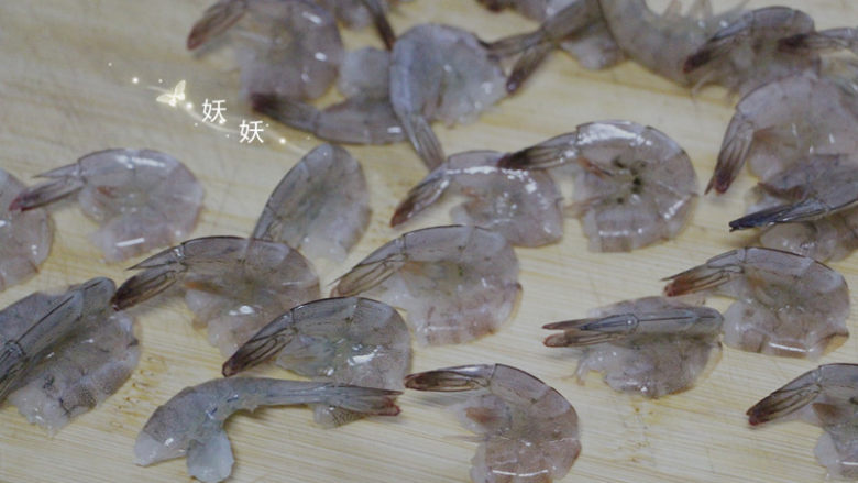 蒜蓉蒸虾,洗干净了，从背部开三节虾背的刀。不需切段，如图可以立在台面上。