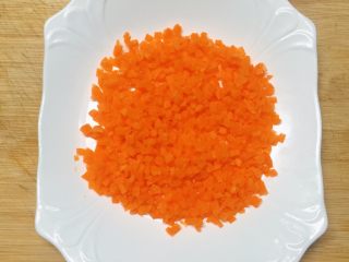 炒饭秀+五彩炒饭,将胡萝卜去皮洗净切丁备用。