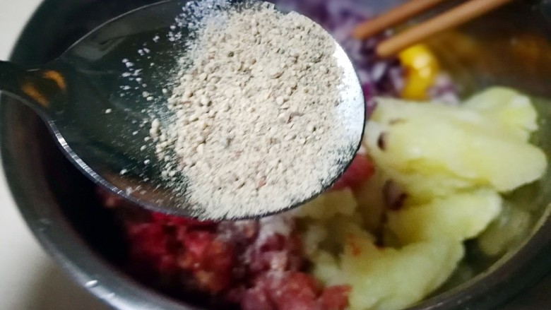 家庭版瑞典肉丸,加入适量胡椒粉 搅拌均匀