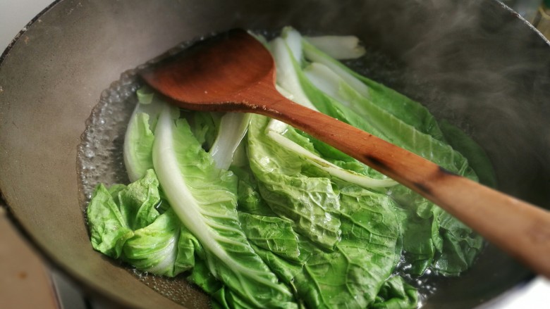 南康新鲜擦菜,烧一锅热水（能没过白菜），把白菜放进去，关火。