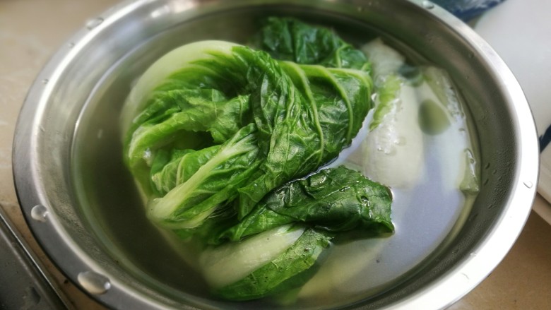 南康新鲜擦菜,白菜和热水一起出锅，放容器里。