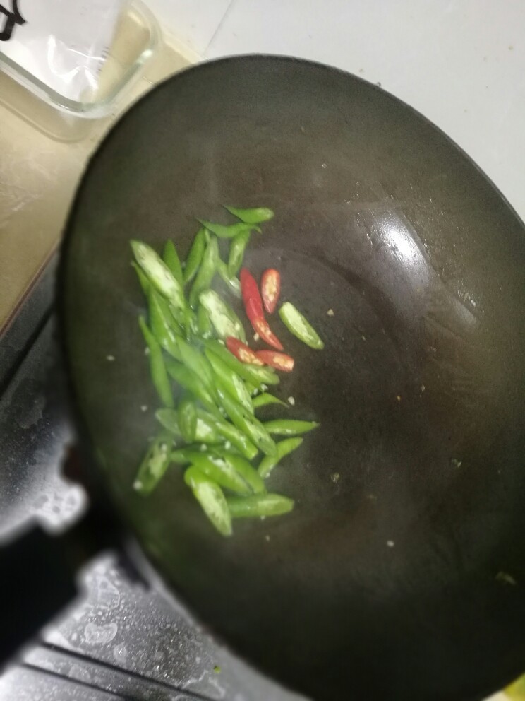 南康新鲜擦菜,炒辣椒，放一点点盐，辣椒炒至清透就断生了不辣口了。