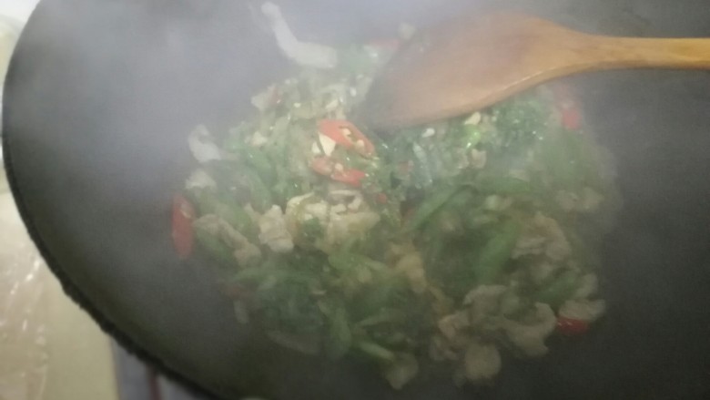 南康新鲜擦菜,把炒好的白菜和肉片一起加进去翻炒半分钟，淋一点生抽，尝一下盐，就可以出锅啦！