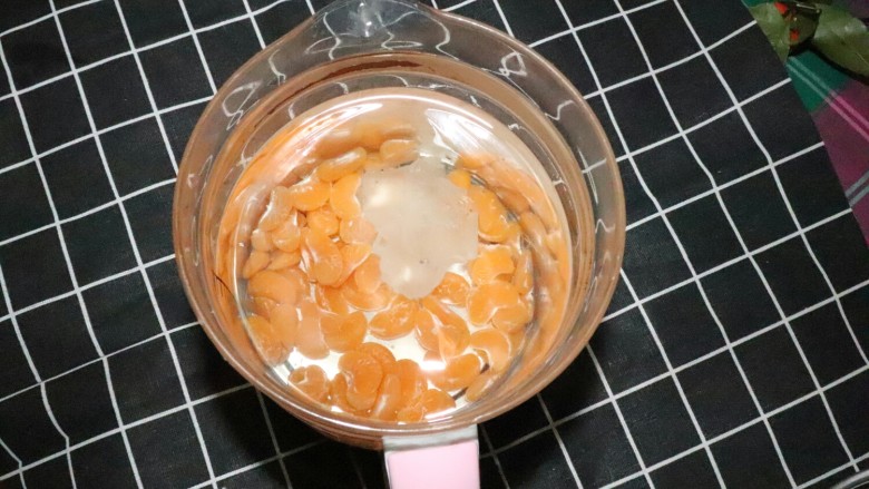 糖水桔子罐头,在养生壶里加入适量的水。


