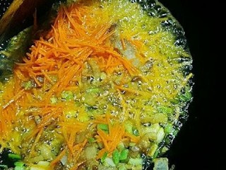 福州+炸春卷,油逼出后放葱头，爆香后放胡萝卜丝爆炒