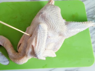 砂锅烤鸡,用竹签扎若干个小孔方便入味