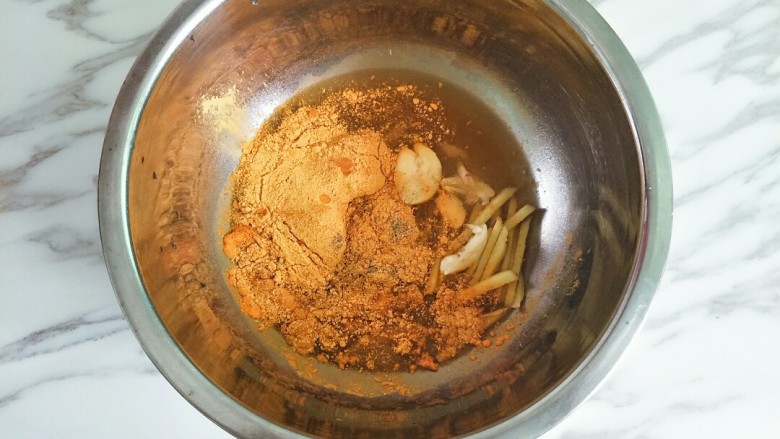 砂锅烤鸡,把所有腌料倒在一个碗里调制好