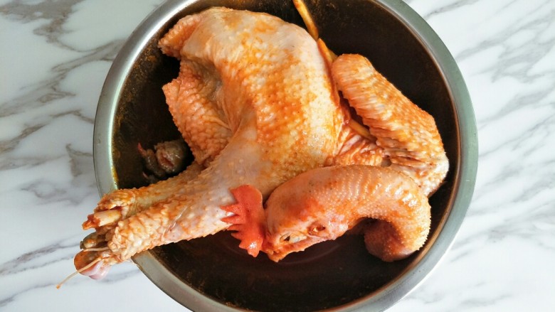 砂锅烤鸡,把鸡放进去按摩均匀