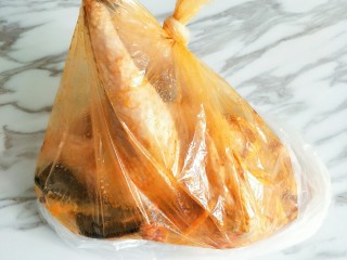 砂锅烤鸡,装到保鲜袋，腌料一起倒进去，放入冰箱腌制一天