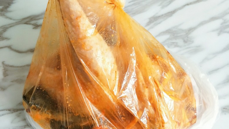 砂锅烤鸡,装到保鲜袋，腌料一起倒进去，放入冰箱腌制一天