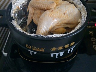 砂锅烤鸡,把鸡塞进砂锅，可以把整只鸡用锡纸包起来烤