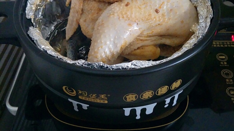 砂锅烤鸡,把鸡塞进砂锅，可以把整只鸡用锡纸包起来烤