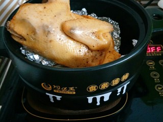 砂锅烤鸡,最后10分钟的时候，在鸡身上刷一层蜂蜜水，撒适量胡椒粉继续烤
