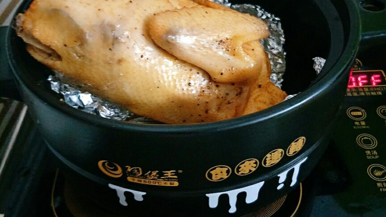 砂锅烤鸡,最后10分钟的时候，在鸡身上刷一层蜂蜜水，撒适量胡椒粉继续烤