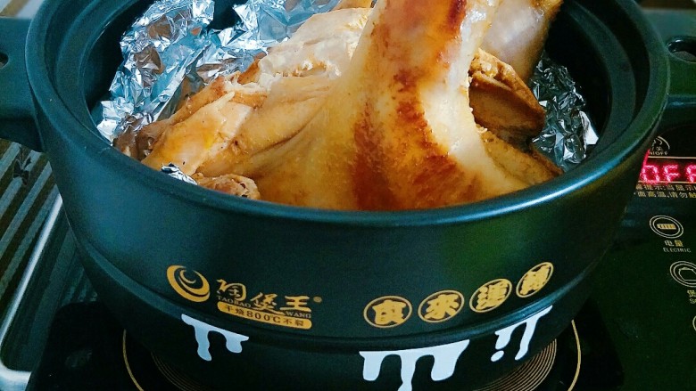 砂锅烤鸡,香味阵阵扑鼻啊~
小只的鸡或者半只比较好烤些
