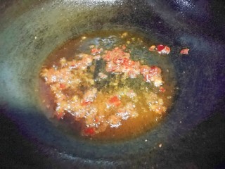 家常版肉臊面（含超简单辣椒油做法）,油烧热，放入另一勺郫县豆瓣酱，慢慢超出红油。