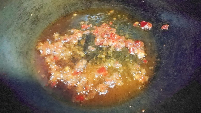 家常版肉臊面（含超简单辣椒油做法）,油烧热，放入另一勺郫县豆瓣酱，慢慢超出红油。