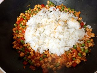 炒饭秀+辣白菜炒饭,加入米饭翻炒均匀。