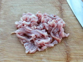 芹菜炒肉丝,猪肉洗净切丝放入碗中