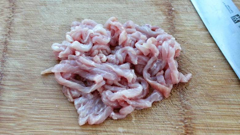 芹菜炒肉丝,猪肉洗净切丝放入碗中