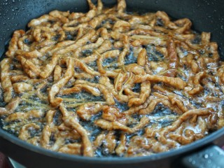 芹菜炒肉丝,锅中放适量油烧热后炒香姜丝，然后放入腌制好的肉丝炒至断生，盛出备用