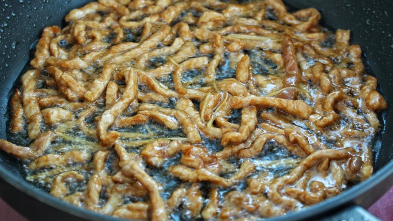 芹菜炒肉丝,锅中放适量油烧热后炒香姜丝，然后放入腌制好的肉丝炒至断生，盛出备用