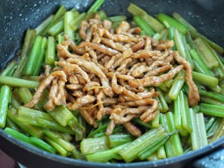 芹菜炒肉丝,再放入炒好的肉丝